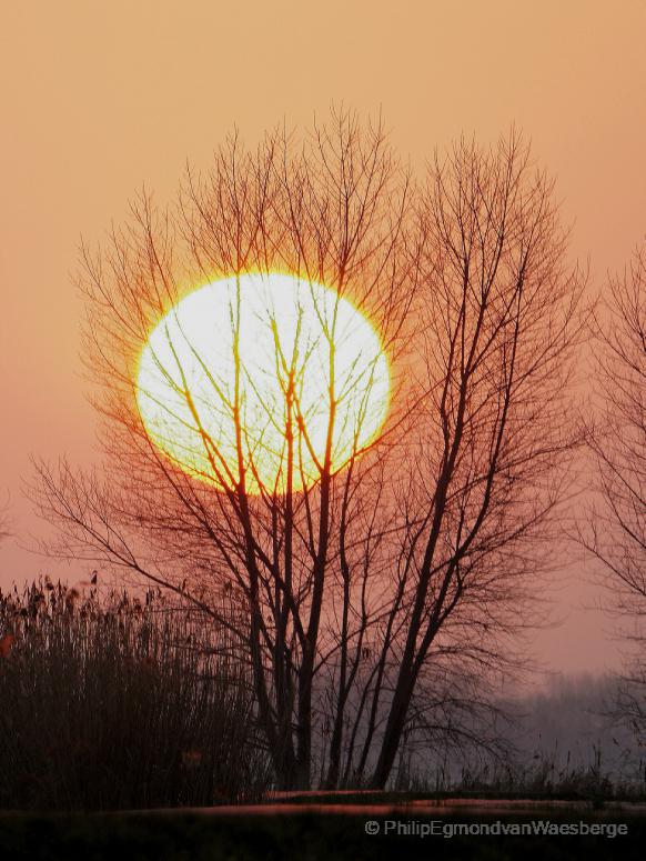 Landweggetje met zonsondergang bij het Landje van Geijsel